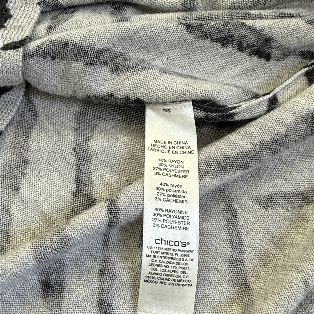 Chico’s Zebra Print Lightweight Sweater Back/Gray– Size 2 - Picture 6 of 6